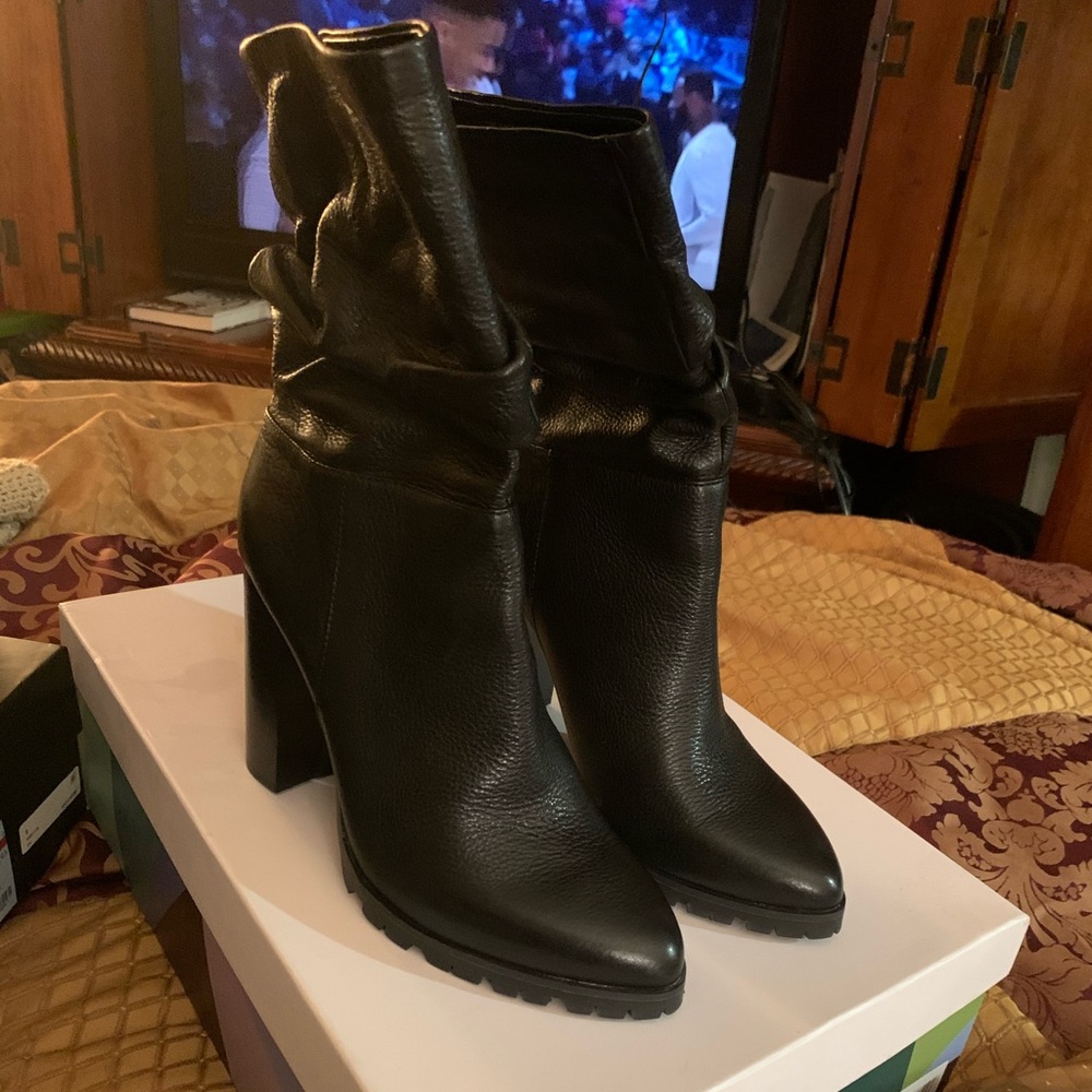 Katy Perry size 9.5 black booties